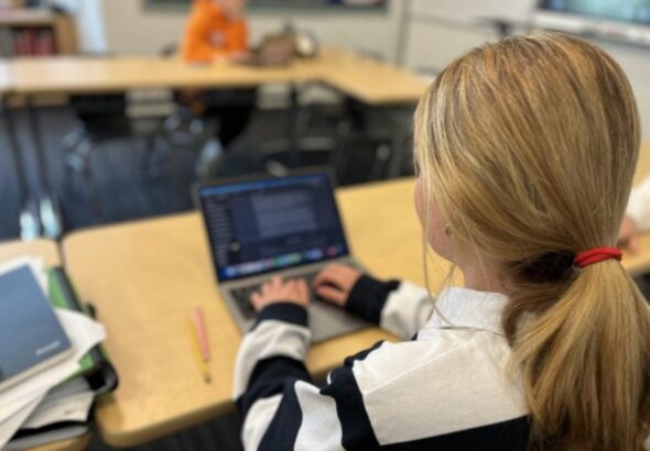 दुनिया का पहला देश जहां स्कूलों में एआई का इस्तेमाल किया जा रहा है