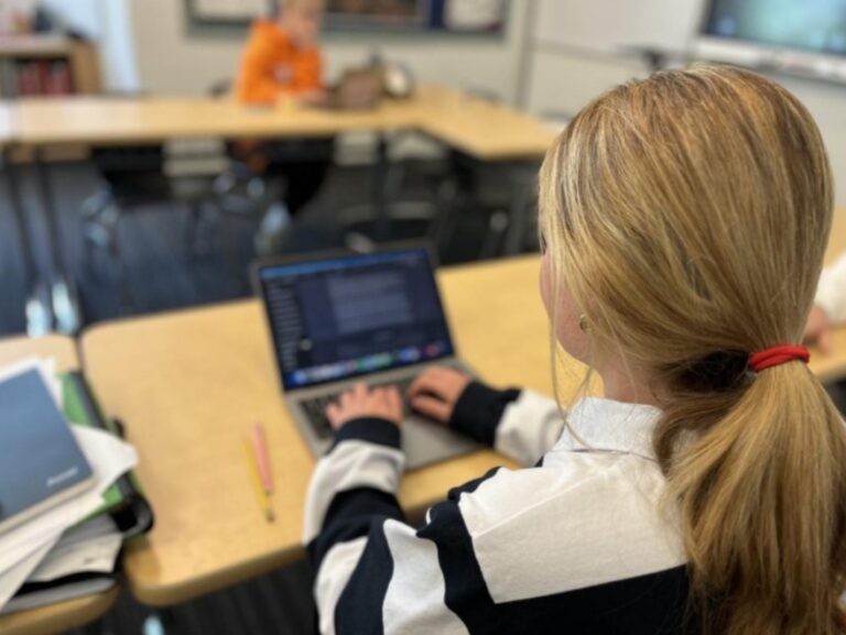 दुनिया का पहला देश जहां स्कूलों में एआई का इस्तेमाल किया जा रहा है